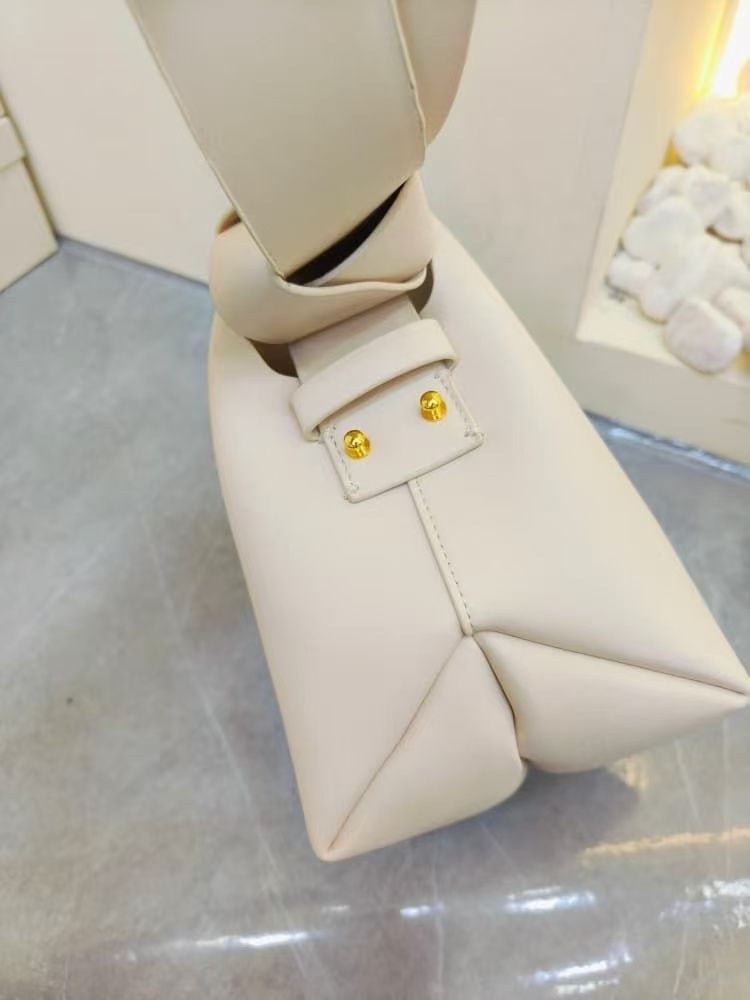 Acne Studios – Musubi-ს სერიის ტრენდული, იაპონური მოტივებით შექმნილი ხელჩანთა thumbnail