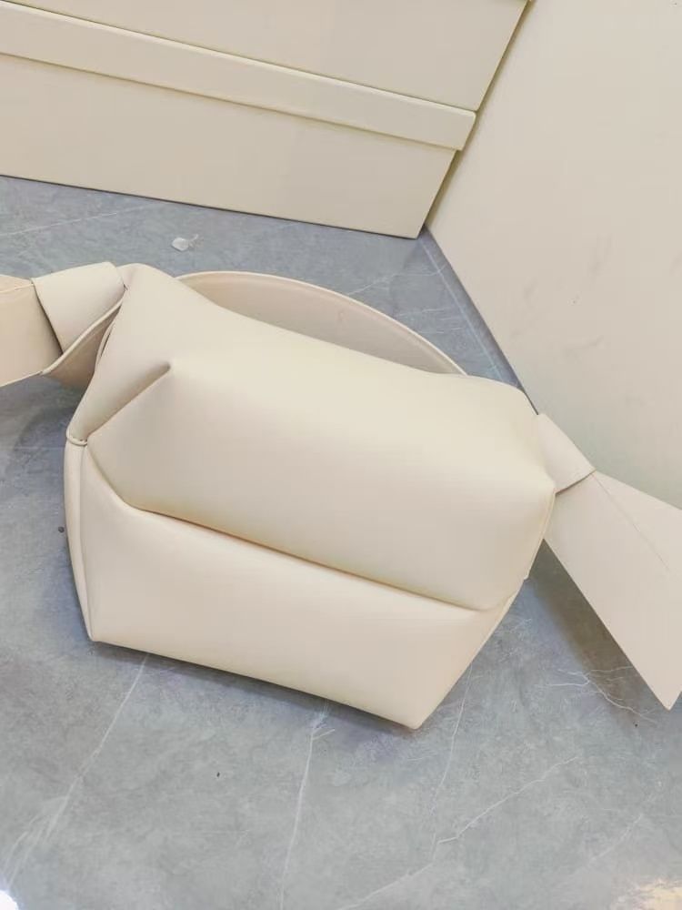 Acne Studios – Musubi-ს სერიის ტრენდული, იაპონური მოტივებით შექმნილი ხელჩანთა thumbnail