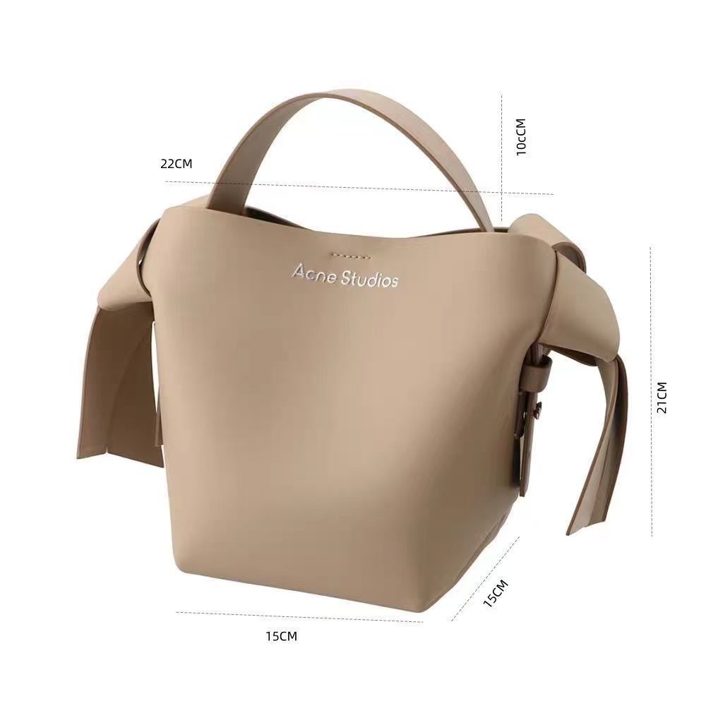 Acne Studios – Musubi-ს სერიის ტრენდული, იაპონური მოტივებით შექმნილი ხელჩანთა thumbnail