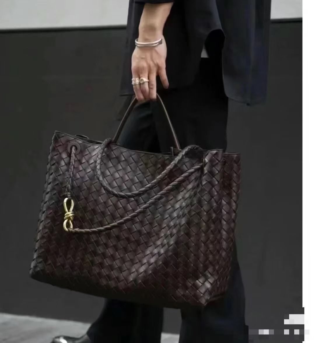 Bottega Veneta – Intrecciato წვნის ტექნიკითა და ოქროსფერი დეტალით გაფორმებული ტრენდული Tote ჩანთა thumbnail