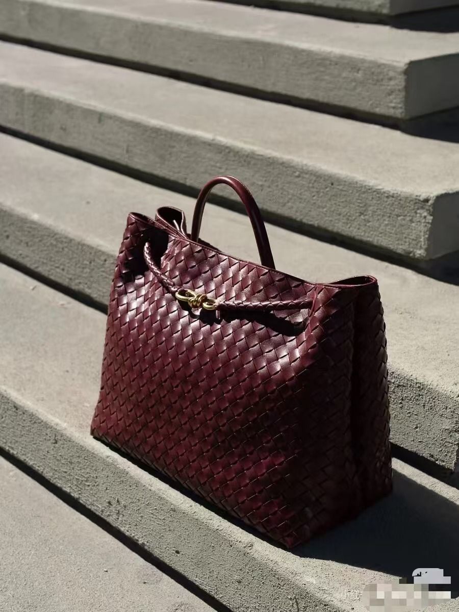 Bottega Veneta – Intrecciato წვნის ტექნიკითა და ოქროსფერი დეტალით გაფორმებული ტრენდული Tote ჩანთა thumbnail