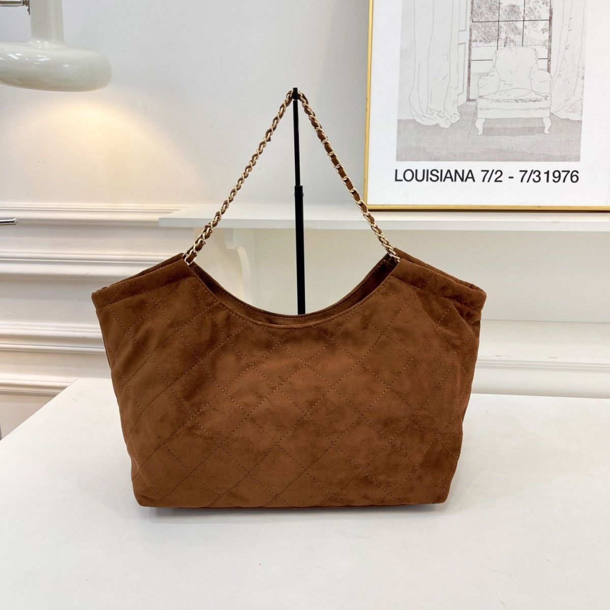 Chanel – ამოტვიფრული CC ლოგოთი და ჯაჭვის სახელურებით გაფორმებული ტრენდული Hobo ჩანთა thumbnail