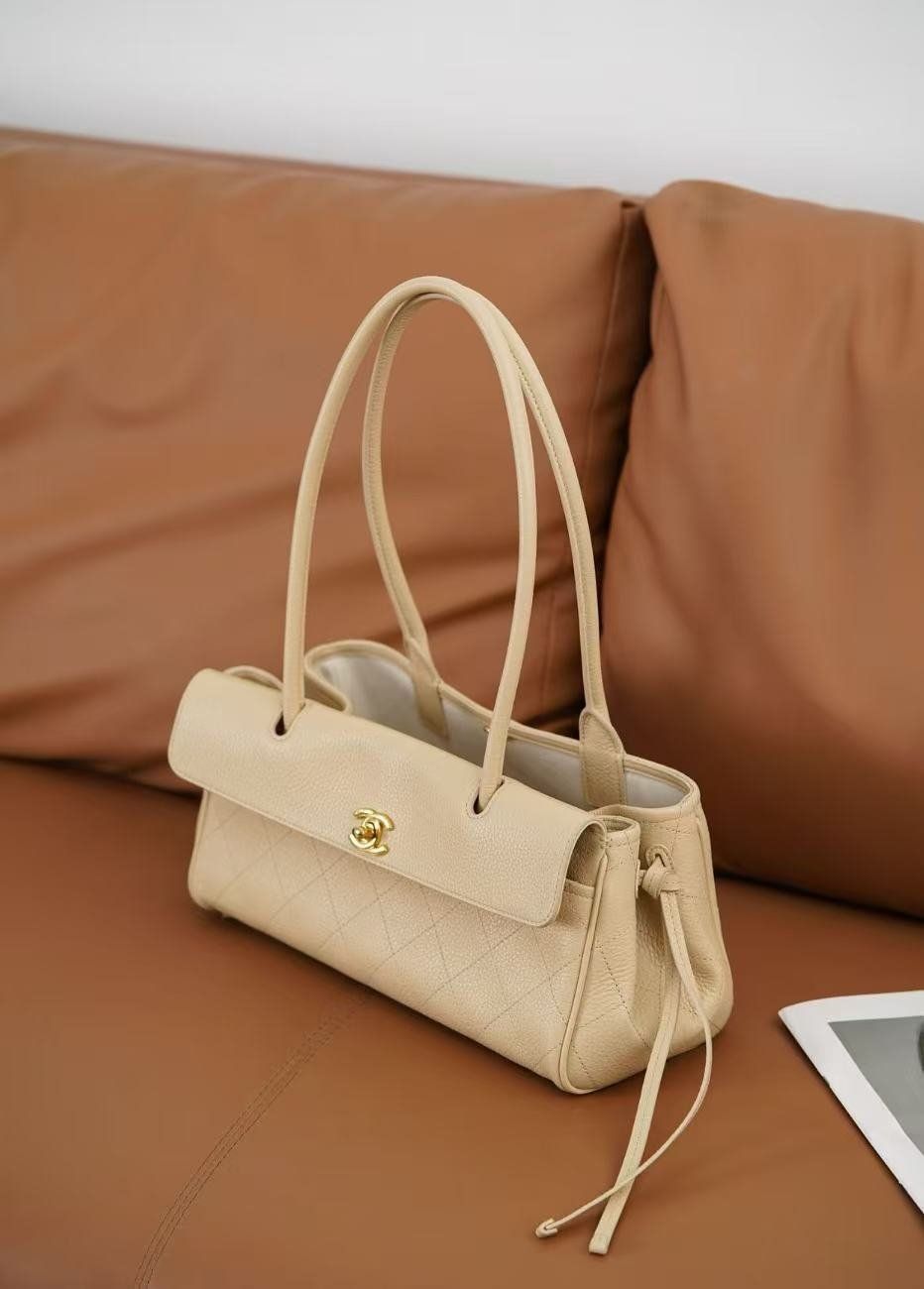 Chanel – დანაკერებიანი ფაქტურითა და CC ლოგოთი გაფორმებული ტრენდული მხრის ჩანთა thumbnail