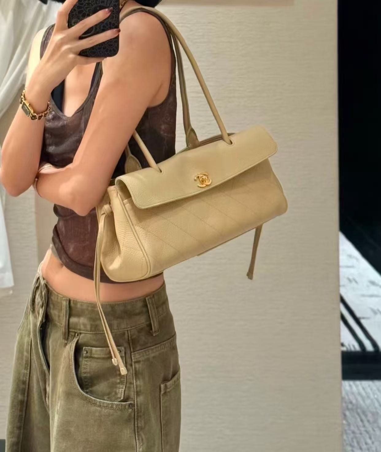 Chanel – დანაკერებიანი ფაქტურითა და CC ლოგოთი გაფორმებული ტრენდული მხრის ჩანთა thumbnail
