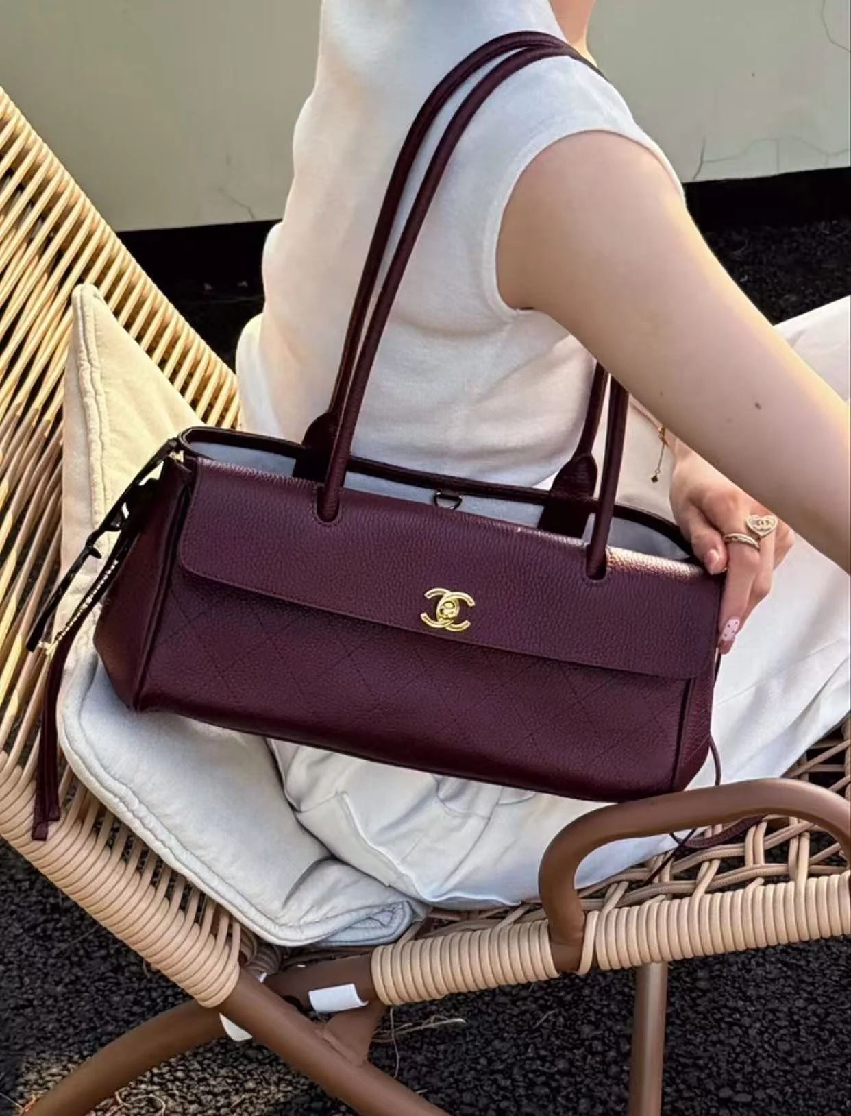 Chanel – დანაკერებიანი ფაქტურითა და CC ლოგოთი გაფორმებული ტრენდული მხრის ჩანთა thumbnail