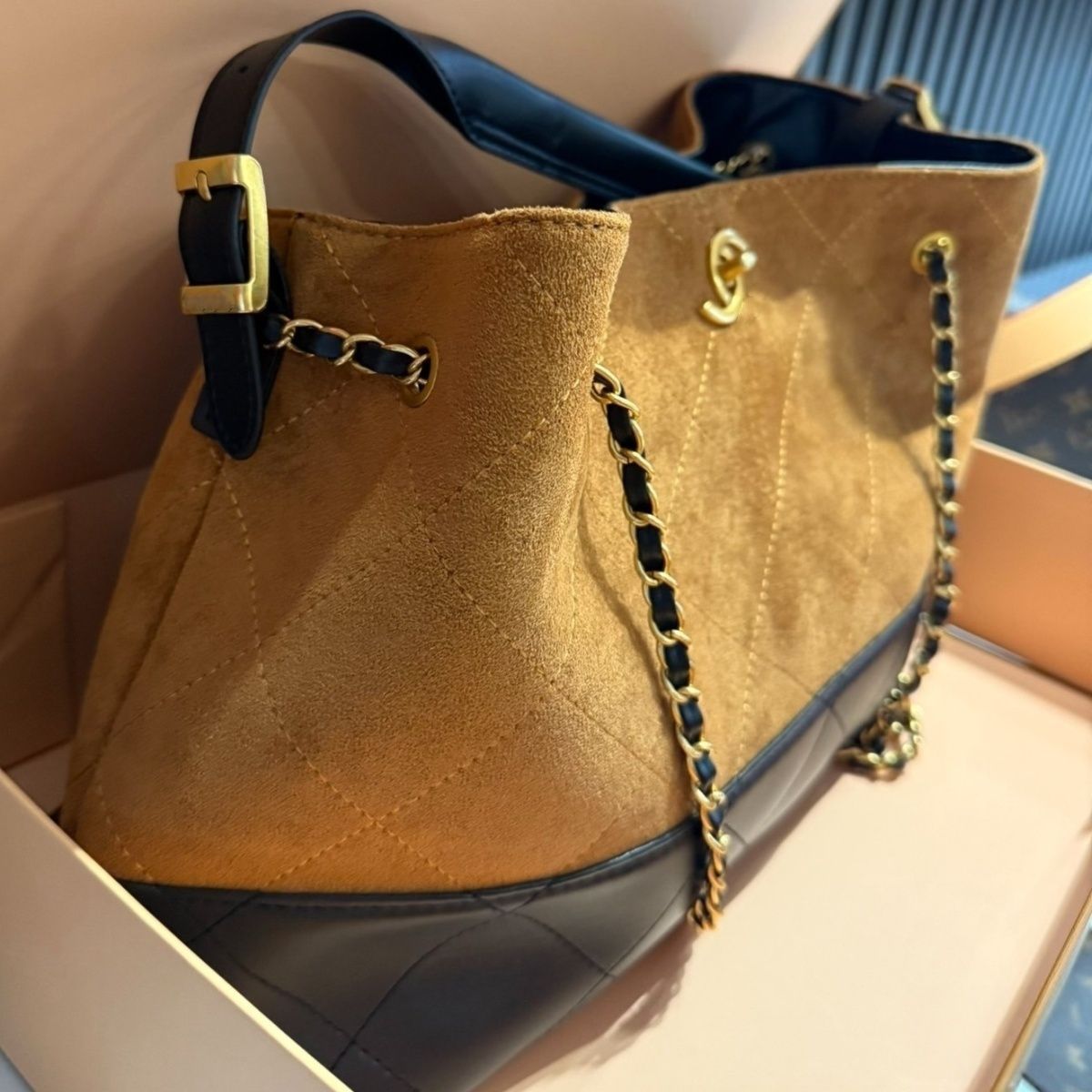 Chanel – ექსკლუზიური დიზაინის ტრენდული ჩანთა CC საკეტითა და ჯაჭვის ღვედით thumbnail