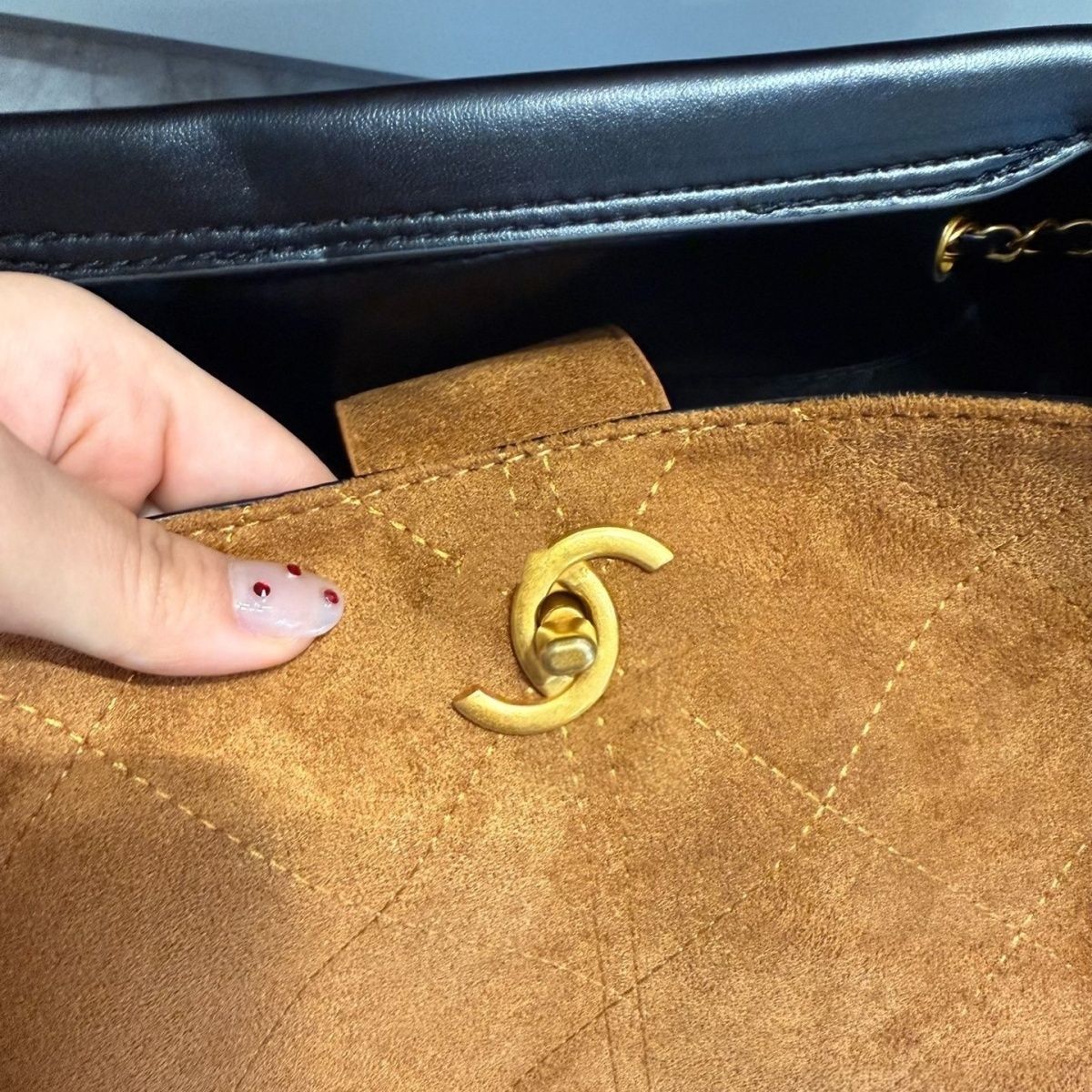 Chanel – ექსკლუზიური დიზაინის ტრენდული ჩანთა CC საკეტითა და ჯაჭვის ღვედით thumbnail