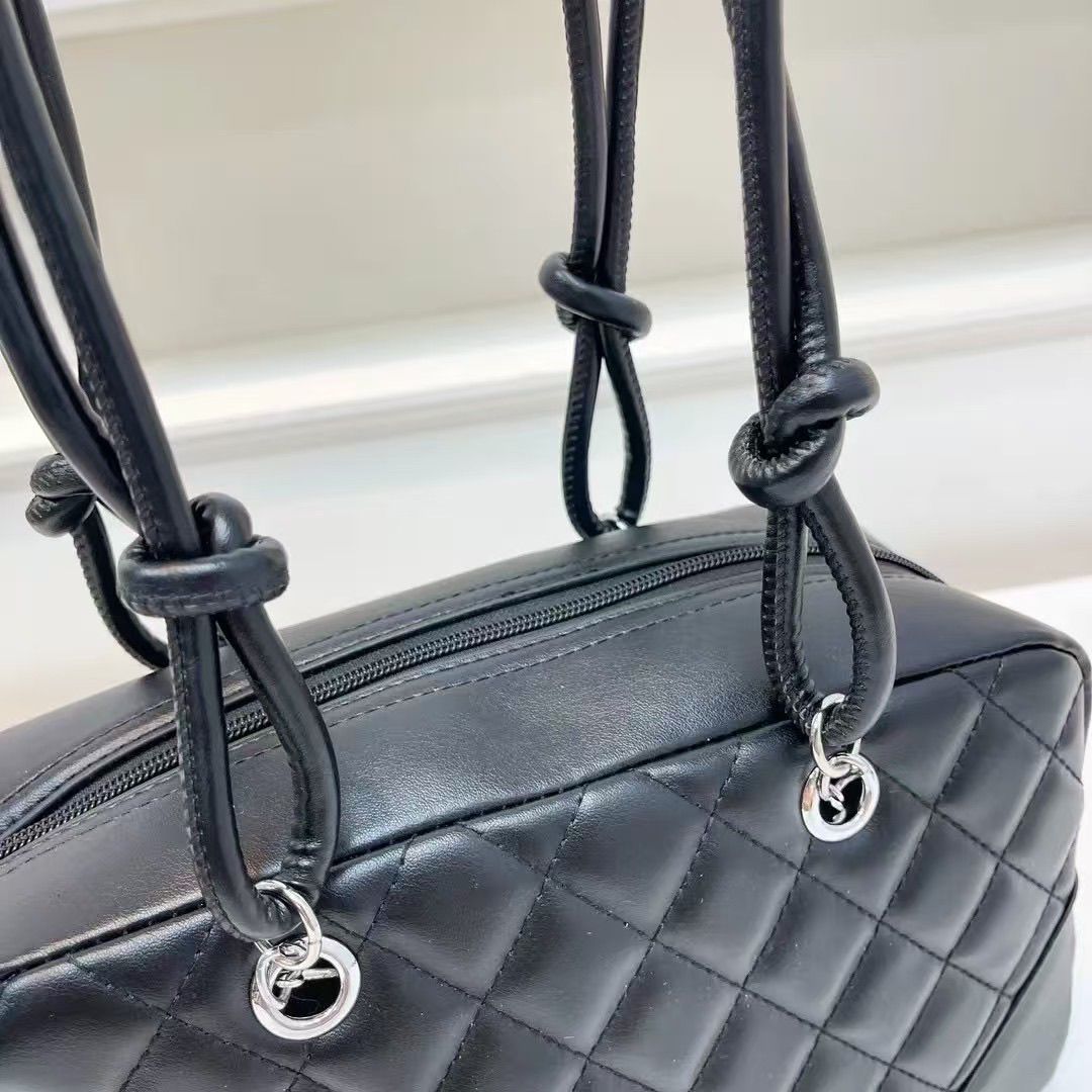 Chanel – ნატურალური ტყავის ექსკლუზიური ტრენდული ჩანთა CC აპლიკაციითა და კვანძებიანი სახელურებით thumbnail