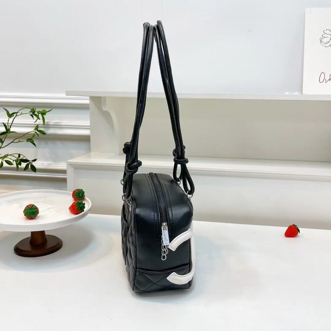 Chanel – ნატურალური ტყავის ექსკლუზიური ტრენდული ჩანთა CC აპლიკაციითა და კვანძებიანი სახელურებით thumbnail