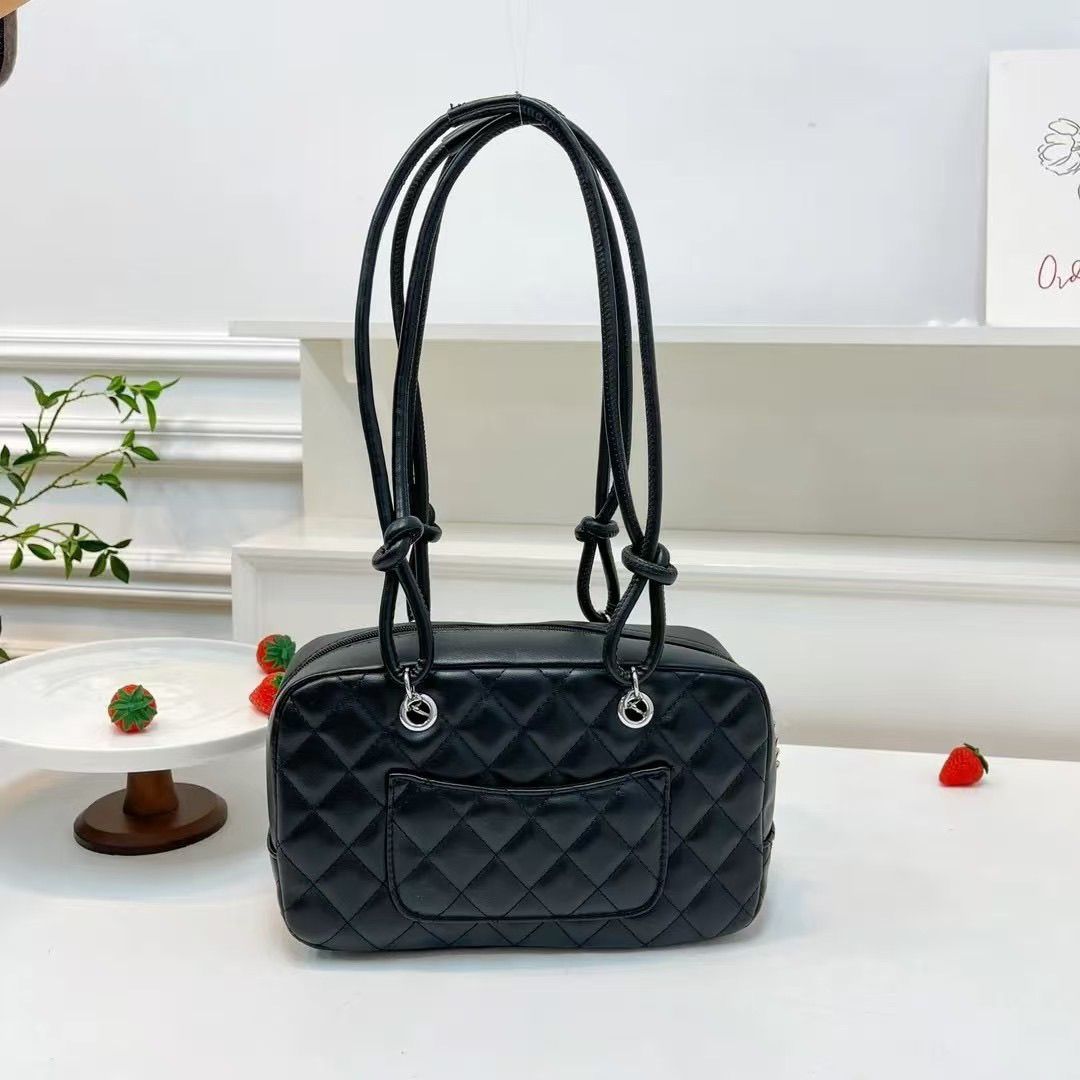 Chanel – ნატურალური ტყავის ექსკლუზიური ტრენდული ჩანთა CC აპლიკაციითა და კვანძებიანი სახელურებით thumbnail