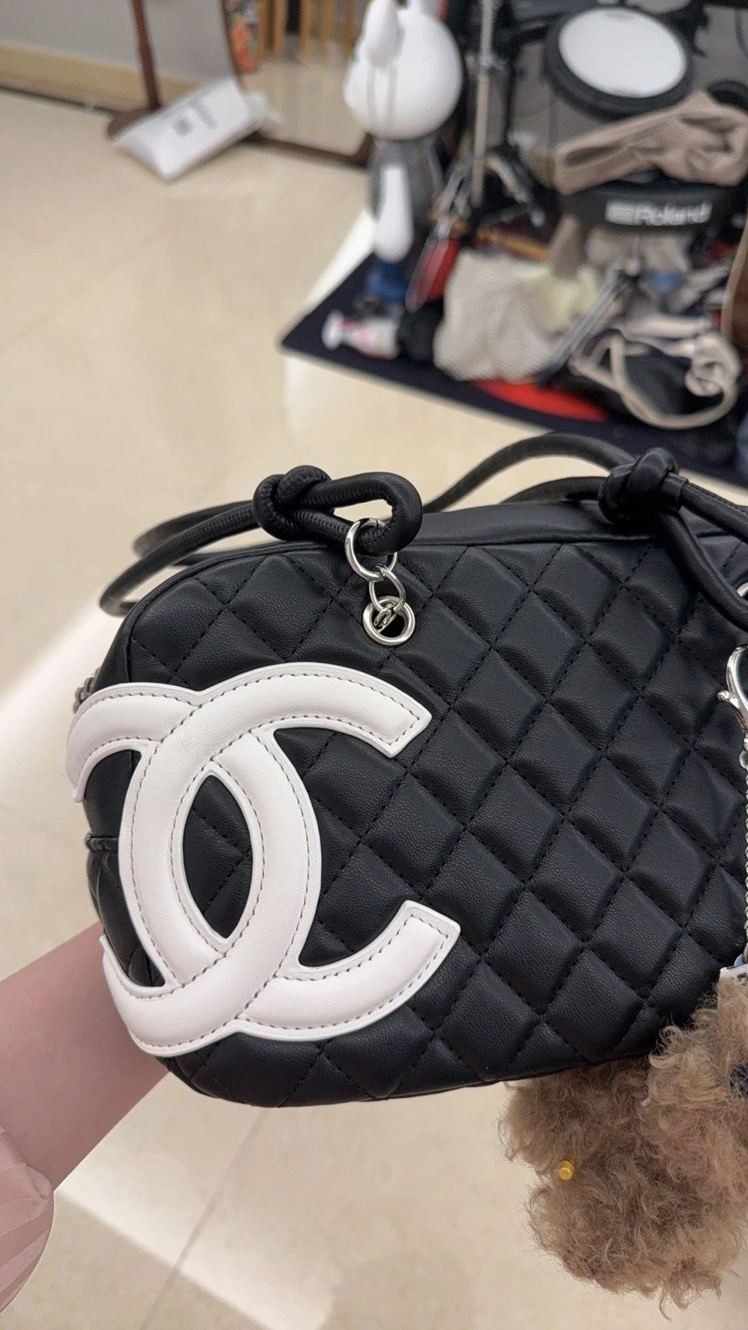 Chanel – ნატურალური ტყავის ექსკლუზიური ტრენდული ჩანთა CC აპლიკაციითა და კვანძებიანი სახელურებით thumbnail