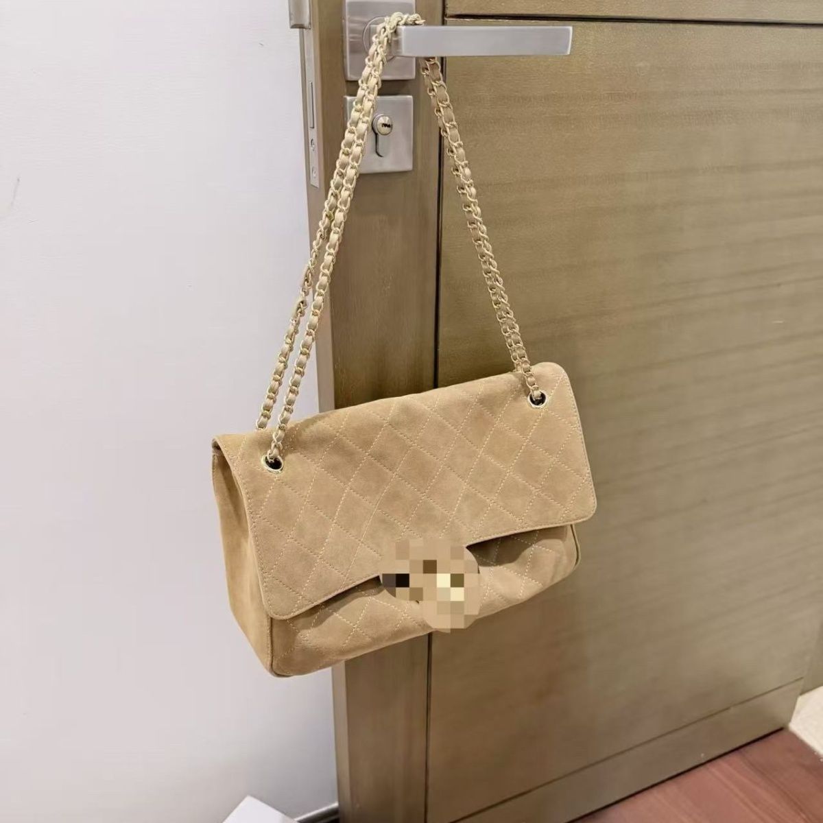 Chanel – ნატურალური ტყავის ექსკლუზიური ტრენდული Flap ჩანთა CC საკეტითა და ჯაჭვის ღვედით thumbnail