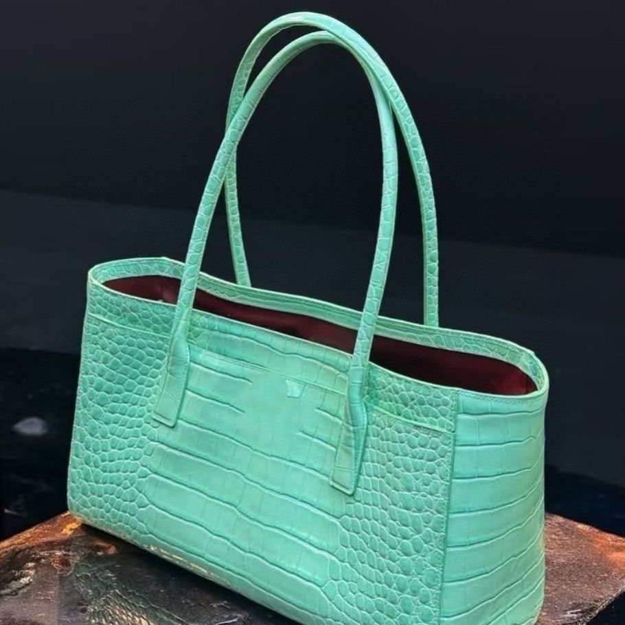 Chanel – ნიანგის ფაქტურითა და ელეგანტური დეტალებით გაფორმებული ტრენდული Shopping Tote thumbnail
