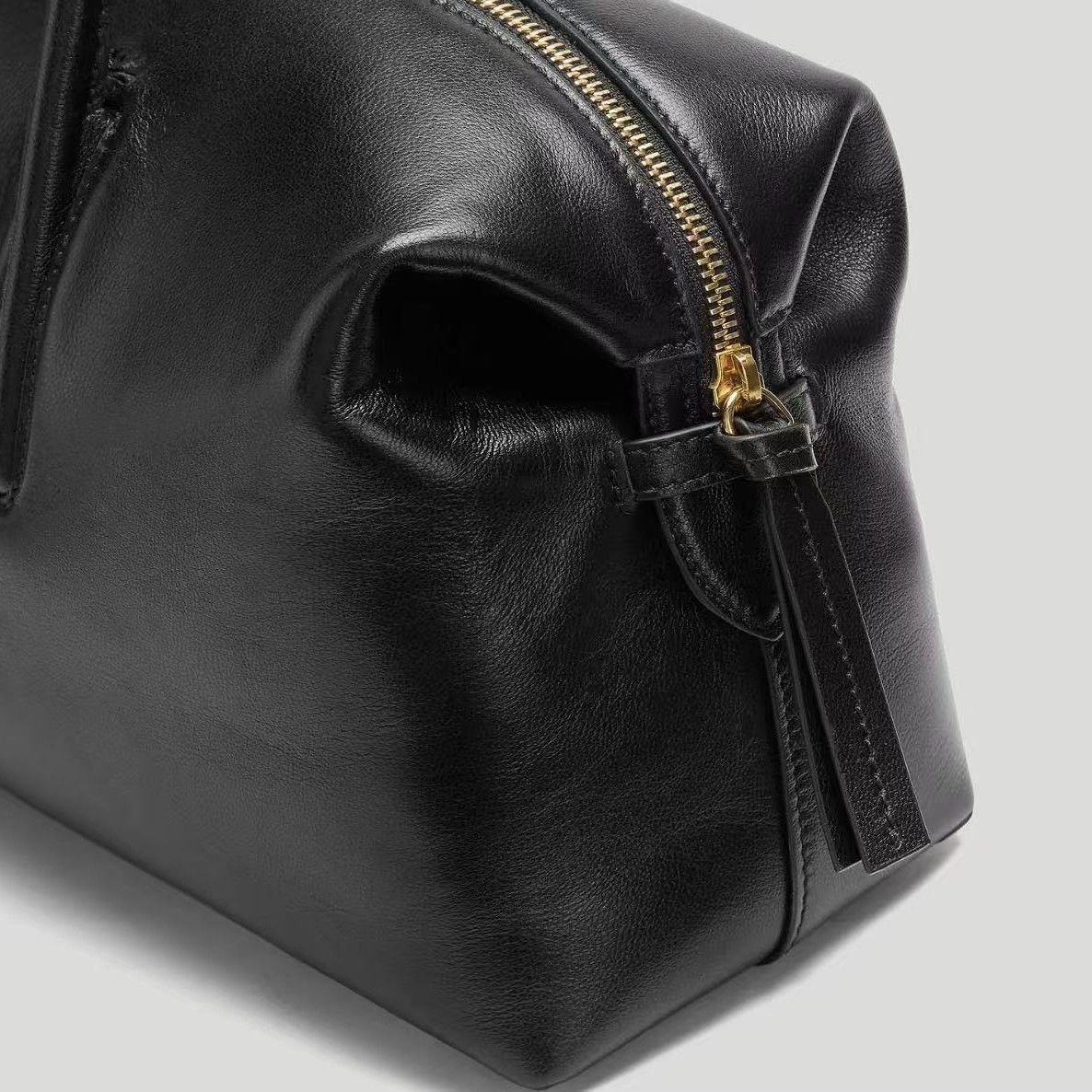 DeMellier London – ელეგანტური დიზაინის ნატურალური ტყავის ტრენდული ჩანთა thumbnail