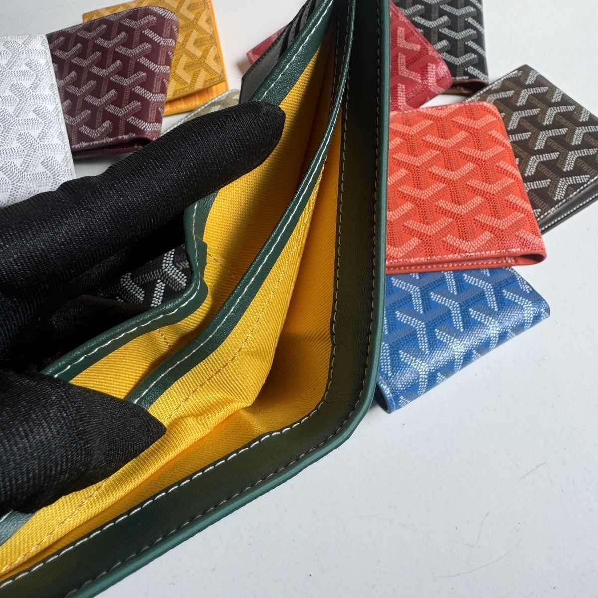 Goyard – Goyardine საკულტო პრინტით გაფორმებული ტყავის ტრენდული საფულე thumbnail