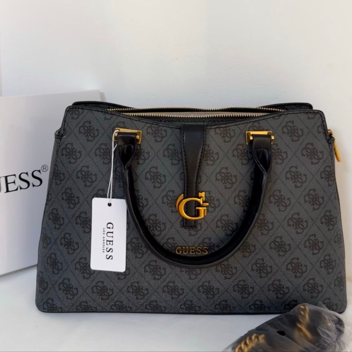 Guess – G მონოგრამითა და მეტალის ლოგოთი გაფორმებული ტრენდული ხელჩანთა thumbnail
