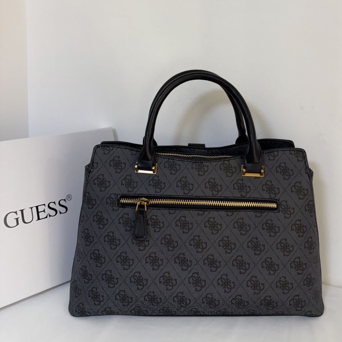 Guess – G მონოგრამითა და მეტალის ლოგოთი გაფორმებული ტრენდული ხელჩანთა thumbnail