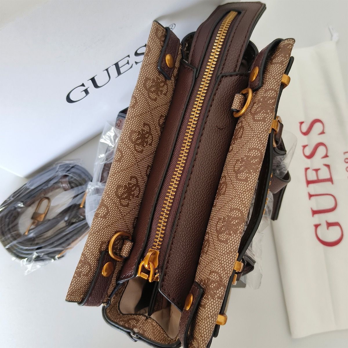 GUESS - ქალის სტრუქტურული ხელჩანთა thumbnail