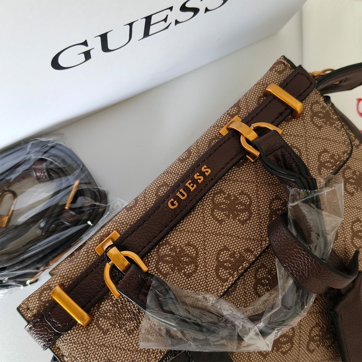 GUESS - ქალის სტრუქტურული ხელჩანთა thumbnail