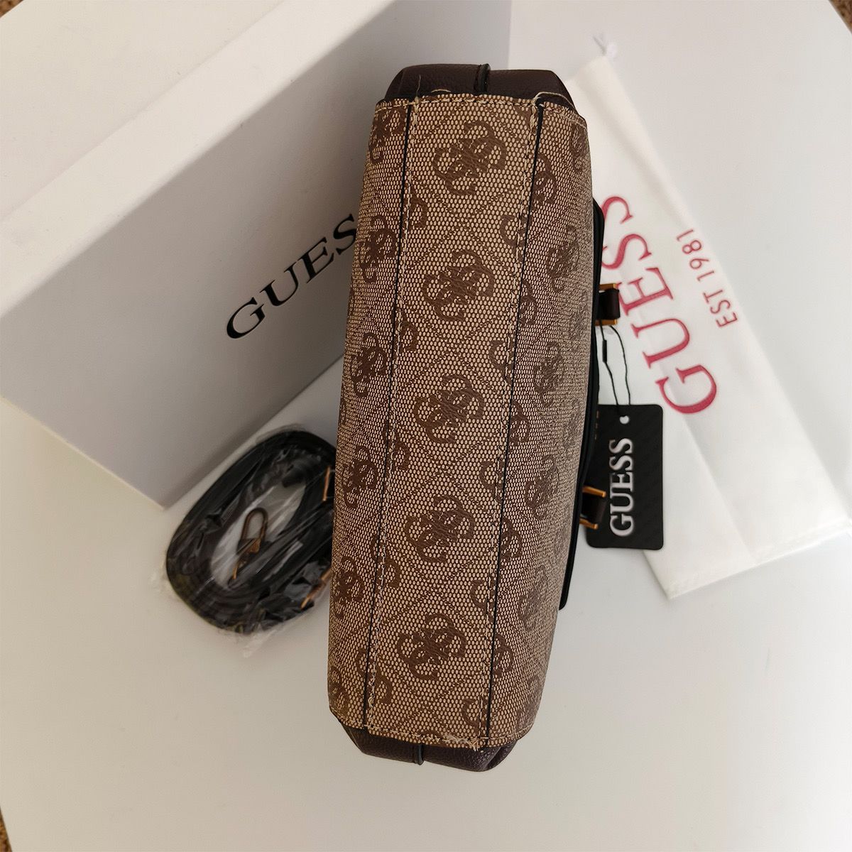 GUESS - ქალის სტრუქტურული ხელჩანთა thumbnail