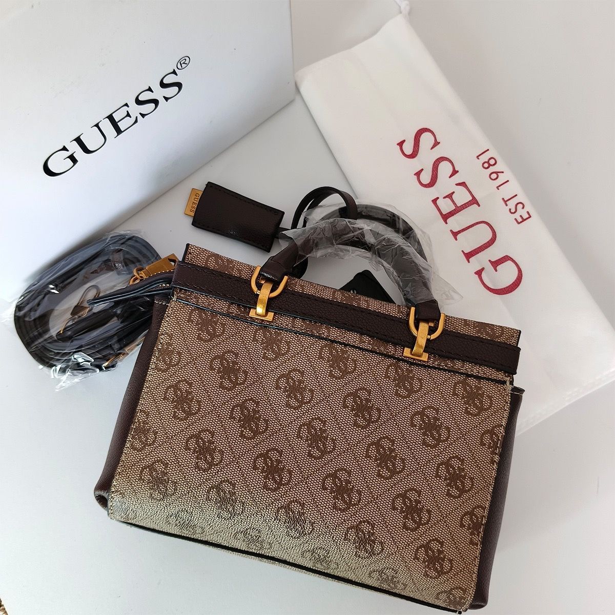 GUESS - ქალის სტრუქტურული ხელჩანთა thumbnail