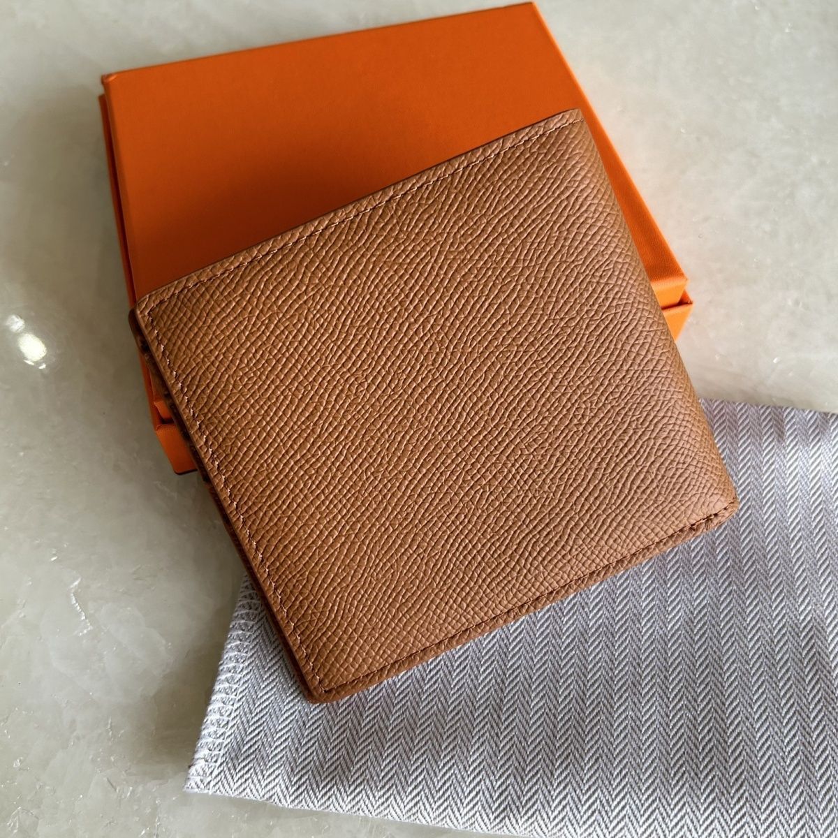Hermès – "H" ლოგოთი გაფორმებული ნატურალური ტყავის ტრენდული საფულე thumbnail