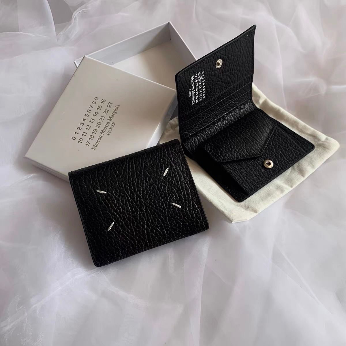 Maison Margiela – ტყავის Four Stitches საკულტო ნაკერებით გაფორმებული ტრენდული საფულე thumbnail