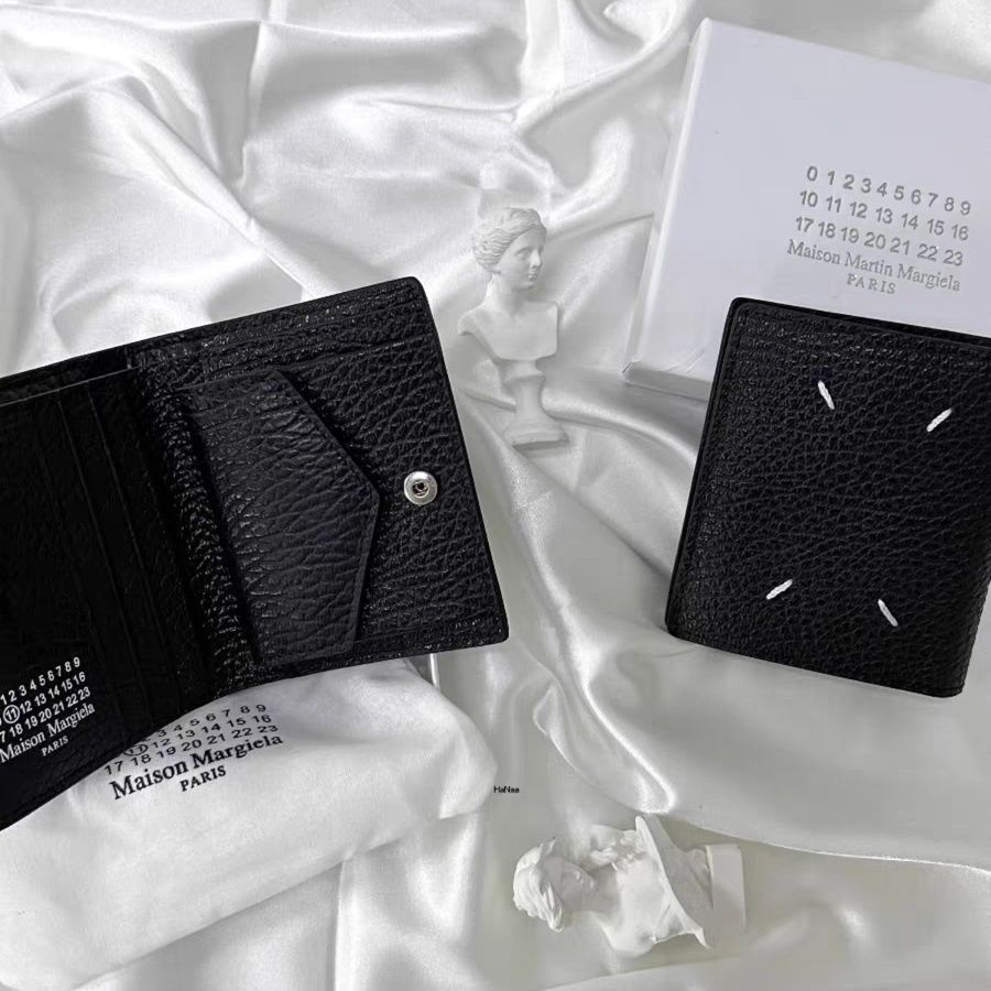 Maison Margiela – ტყავის Four Stitches საკულტო ნაკერებით გაფორმებული ტრენდული საფულე thumbnail