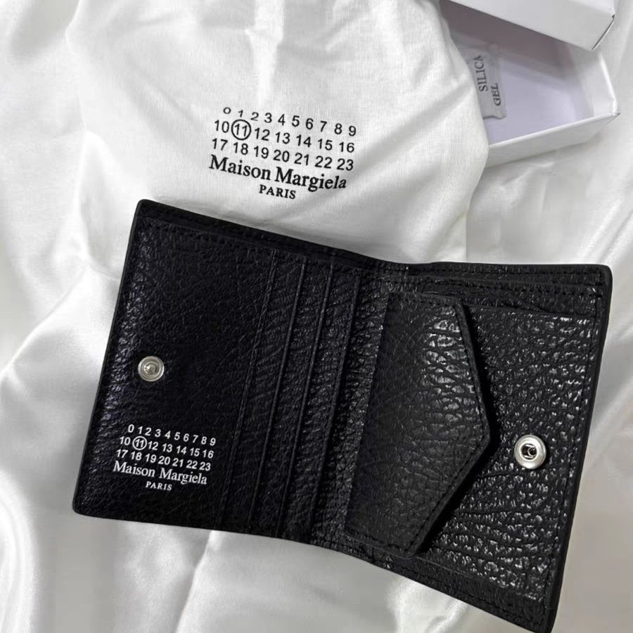 Maison Margiela – ტყავის Four Stitches საკულტო ნაკერებით გაფორმებული ტრენდული საფულე thumbnail