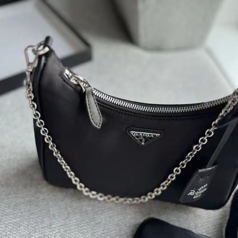 Prada – ექსკლუზიური დიზაინის ტრენდული ჩანთა thumbnail