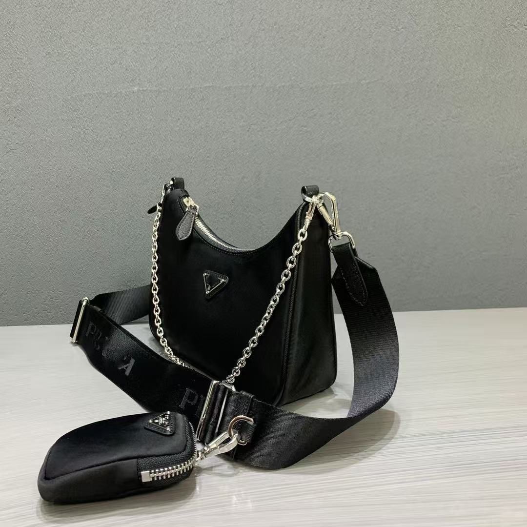 Prada – ექსკლუზიური დიზაინის ტრენდული ჩანთა thumbnail