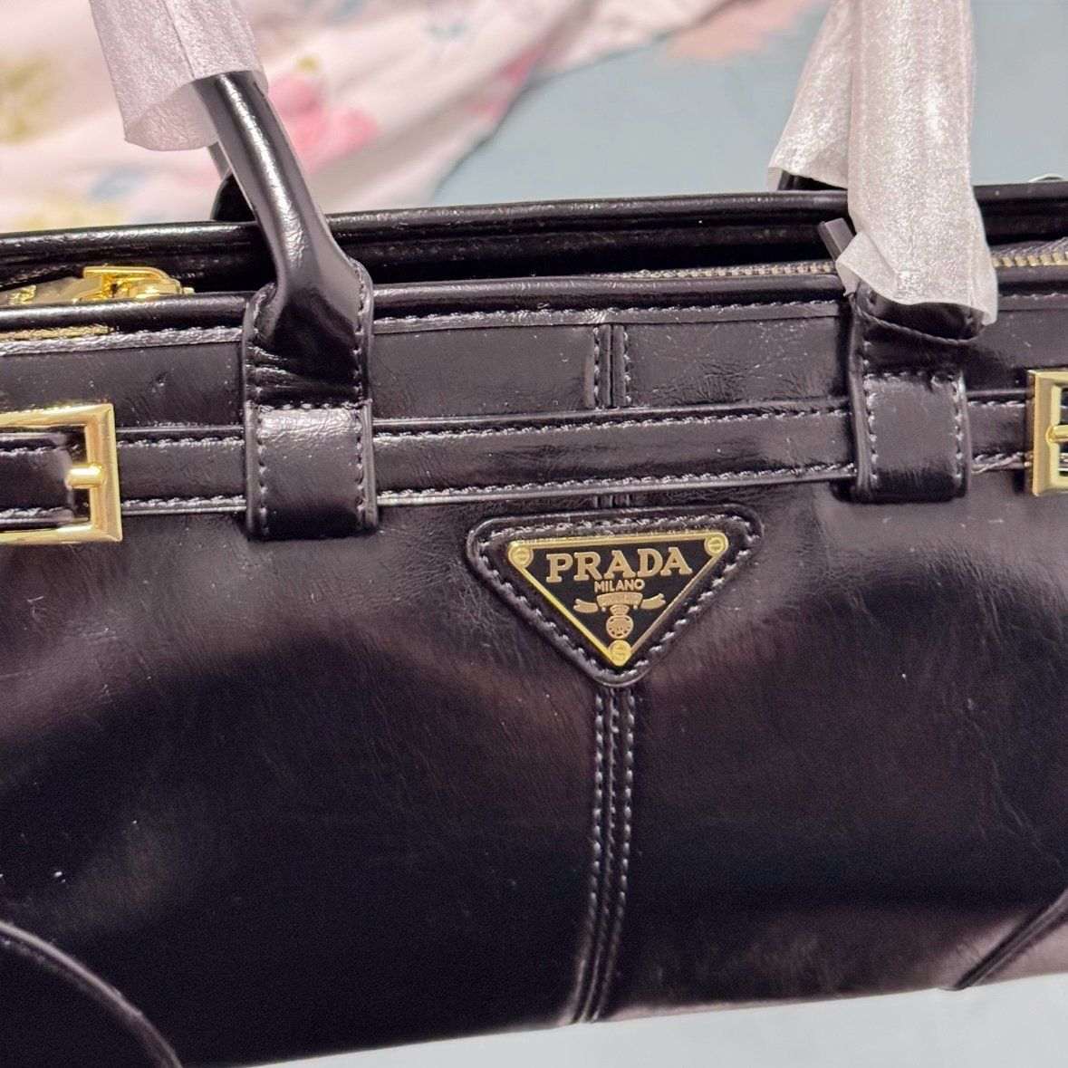 Prada – ნატურალური ტყავის ექსკლუზიური ტრენდული ჩანთა ბალთების დეტალებით thumbnail