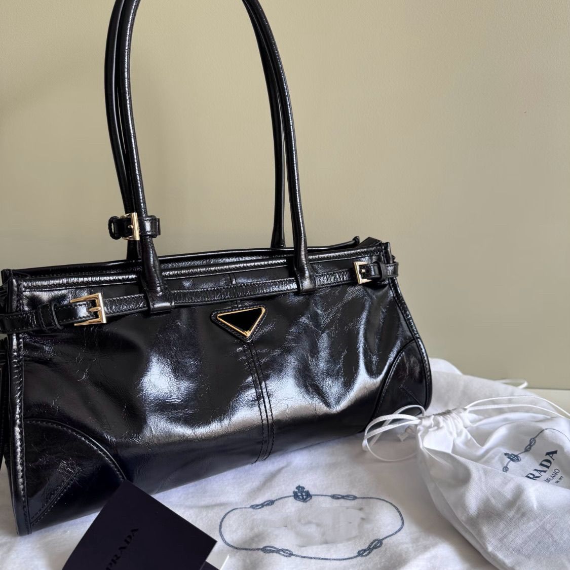 Prada – ნატურალური ტყავის ექსკლუზიური ტრენდული ჩანთა ბალთების დეტალებით thumbnail