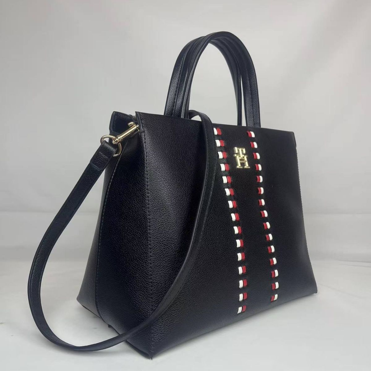 Tommy Hilfiger – დაწნული დეტალებითა და TH მონოგრამით გაფორმებული ტრენდული სტრუქტურული ჩანთა thumbnail