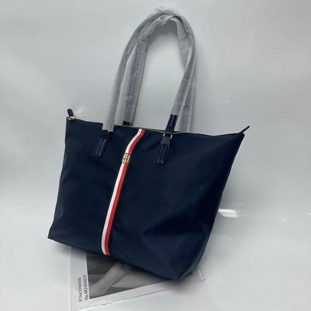Tommy Hilfiger – ექსკლუზიური დიზაინის ტრენდული ჩანთა thumbnail