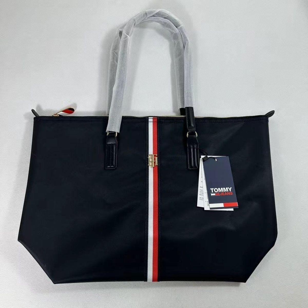 Tommy Hilfiger – ექსკლუზიური დიზაინის ტრენდული ჩანთა thumbnail