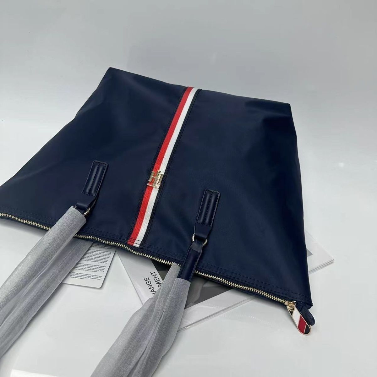 Tommy Hilfiger – ექსკლუზიური დიზაინის ტრენდული ჩანთა thumbnail