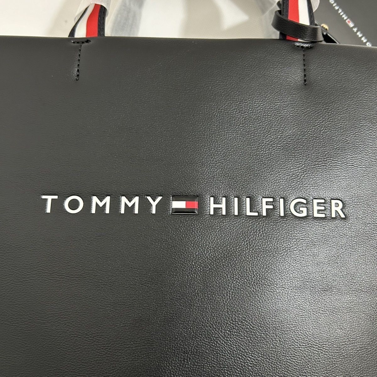 Tommy Hilfiger – ექსკლუზიური დიზაინის ტრენდული ჩანთა thumbnail