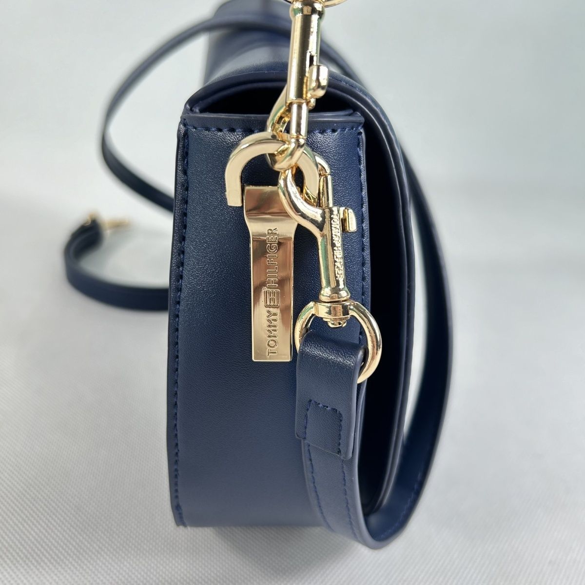 Tommy Hilfiger – ლუქს კლასის ტრენდული ხელჩანთა thumbnail