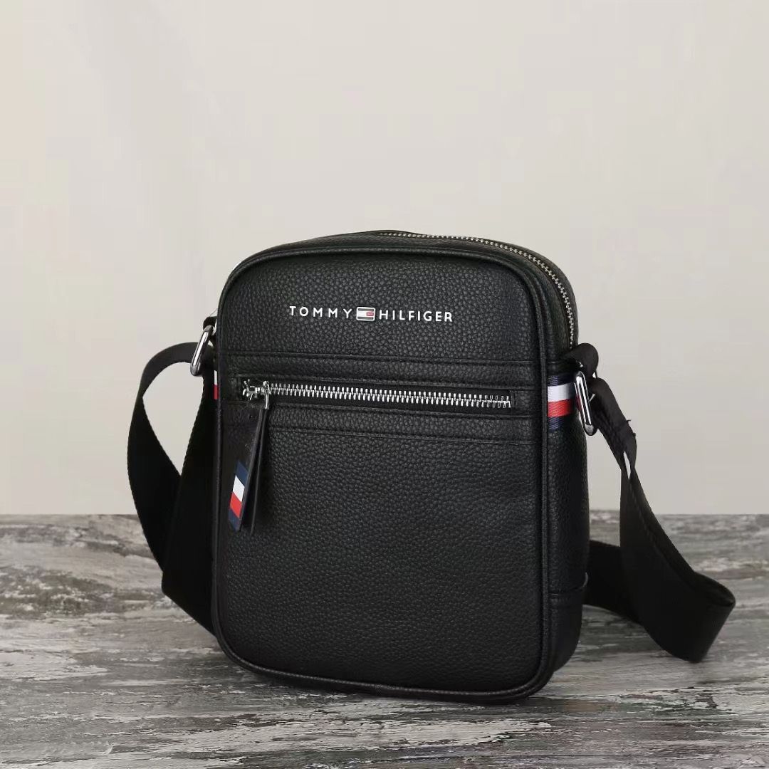 Tommy Hilfiger - მამაკაცის პრემიუმ ტყავის მხრის ჩანთა thumbnail
