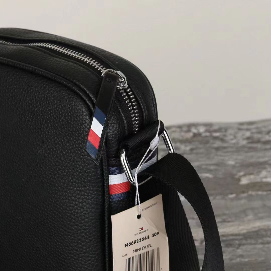 Tommy Hilfiger - მამაკაცის პრემიუმ ტყავის მხრის ჩანთა thumbnail