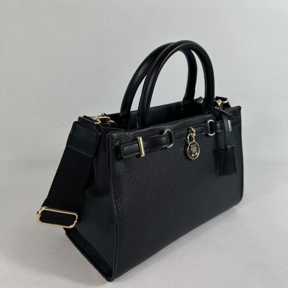 Tommy Hilfiger – TH მონოგრამითა და ელეგანტური ბოქლომით გაფორმებული ტრენდული ჩანთა thumbnail