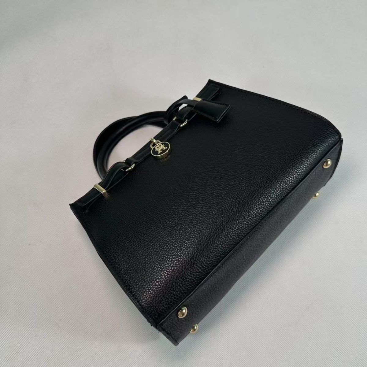 Tommy Hilfiger – TH მონოგრამითა და ელეგანტური ბოქლომით გაფორმებული ტრენდული ჩანთა thumbnail