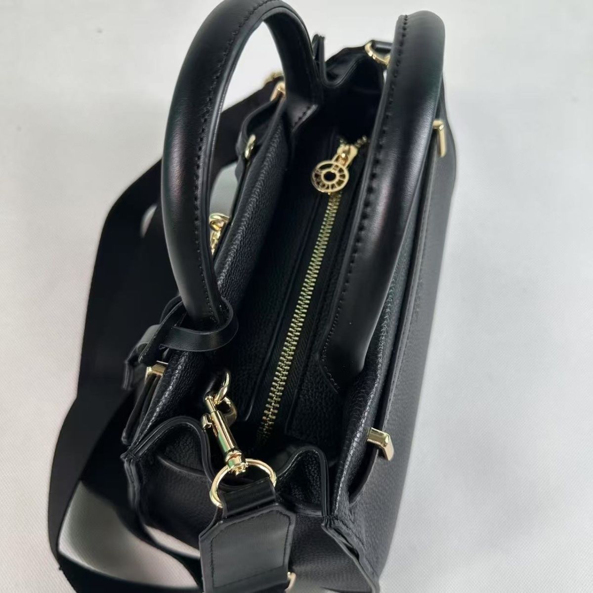 Tommy Hilfiger – TH მონოგრამითა და ელეგანტური ბოქლომით გაფორმებული ტრენდული ჩანთა thumbnail