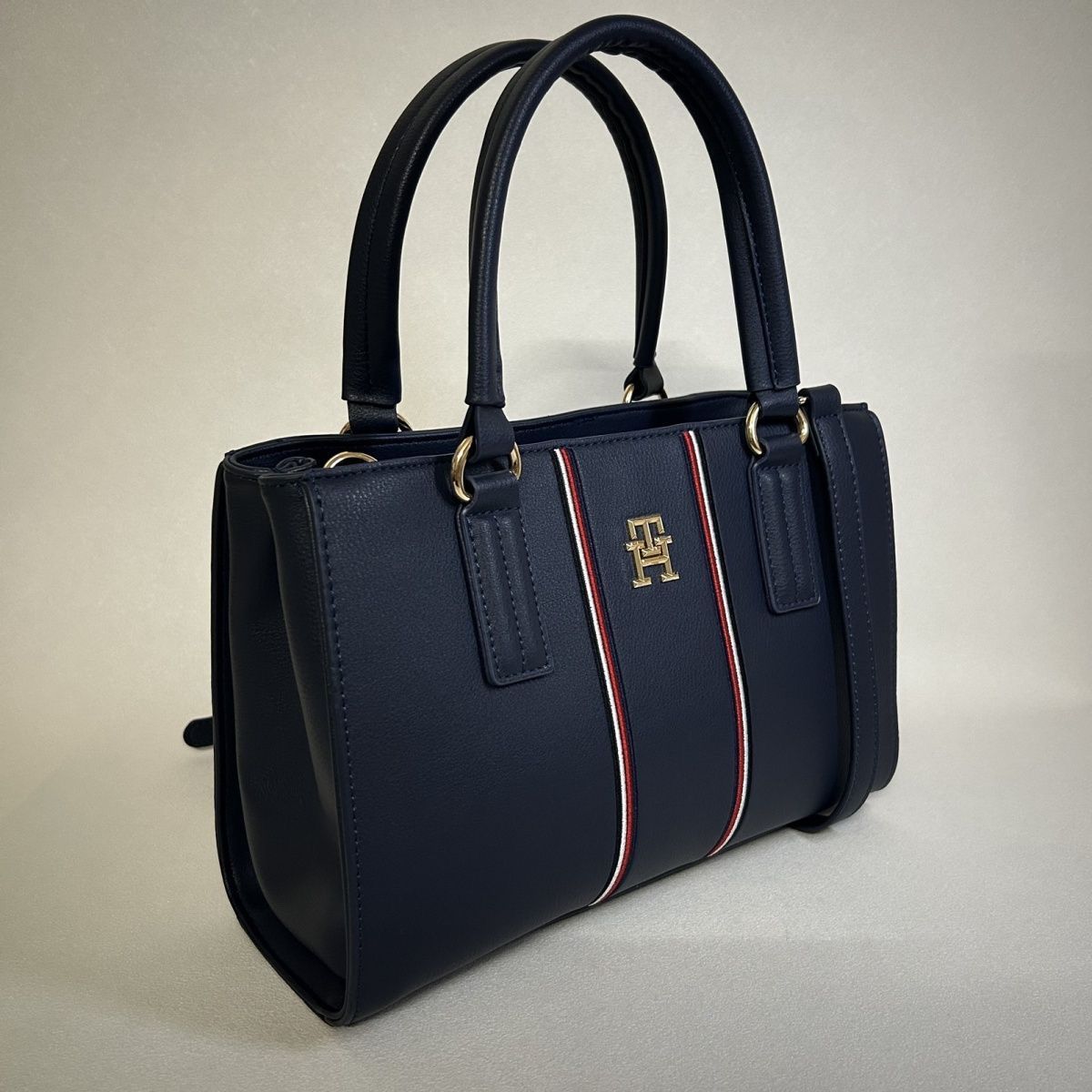Tommy Hilfiger – TH მონოგრამითა და საფირმო ზოლებით გაფორმებული ტრენდული ჩანთა thumbnail