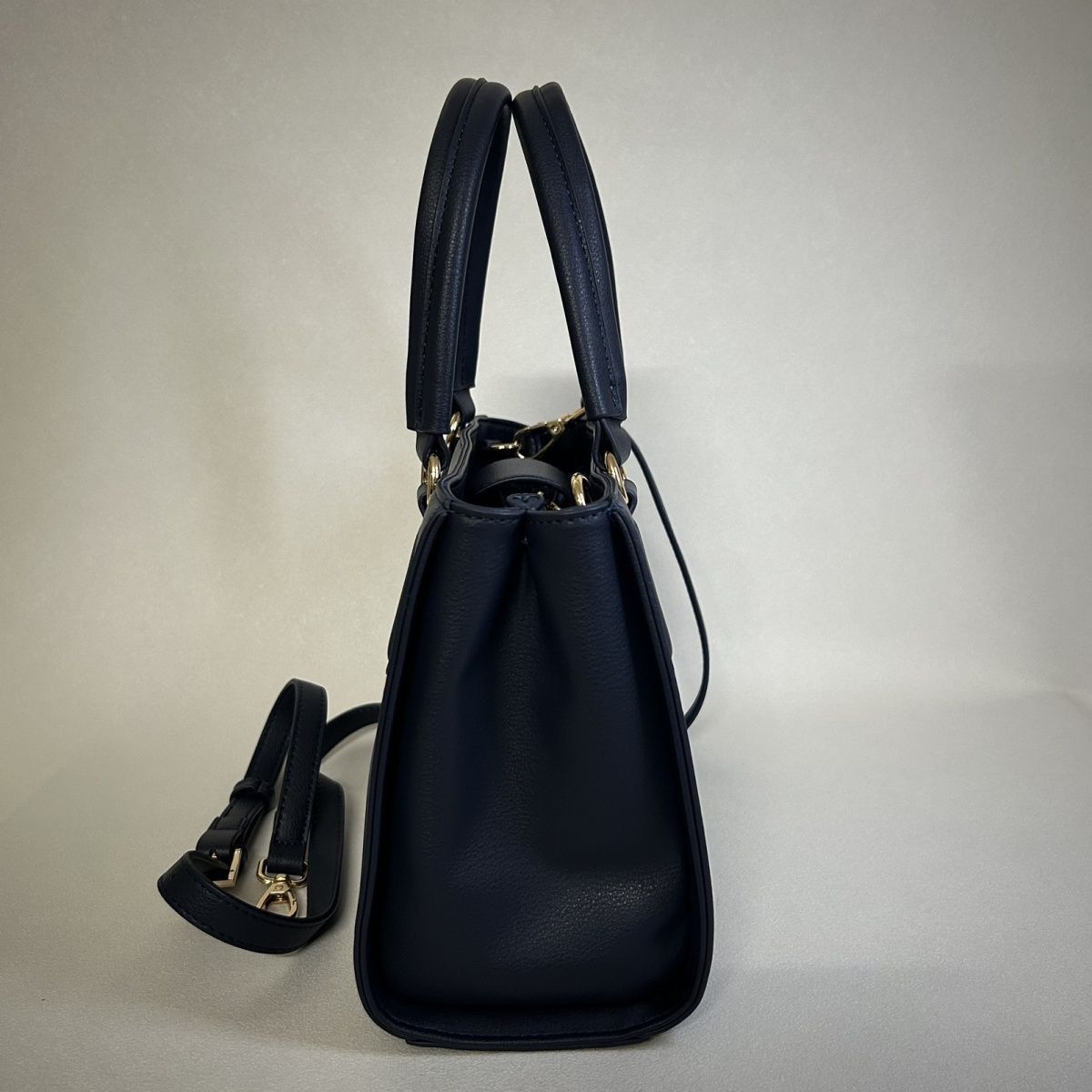 Tommy Hilfiger – TH მონოგრამითა და საფირმო ზოლებით გაფორმებული ტრენდული ჩანთა thumbnail