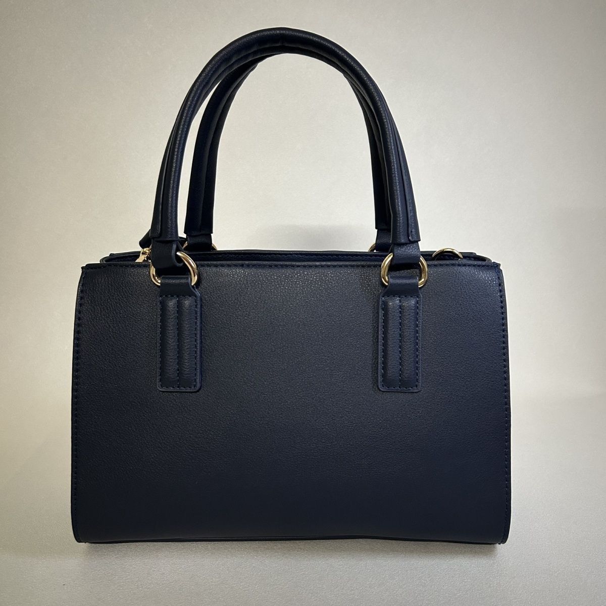 Tommy Hilfiger – TH მონოგრამითა და საფირმო ზოლებით გაფორმებული ტრენდული ჩანთა thumbnail