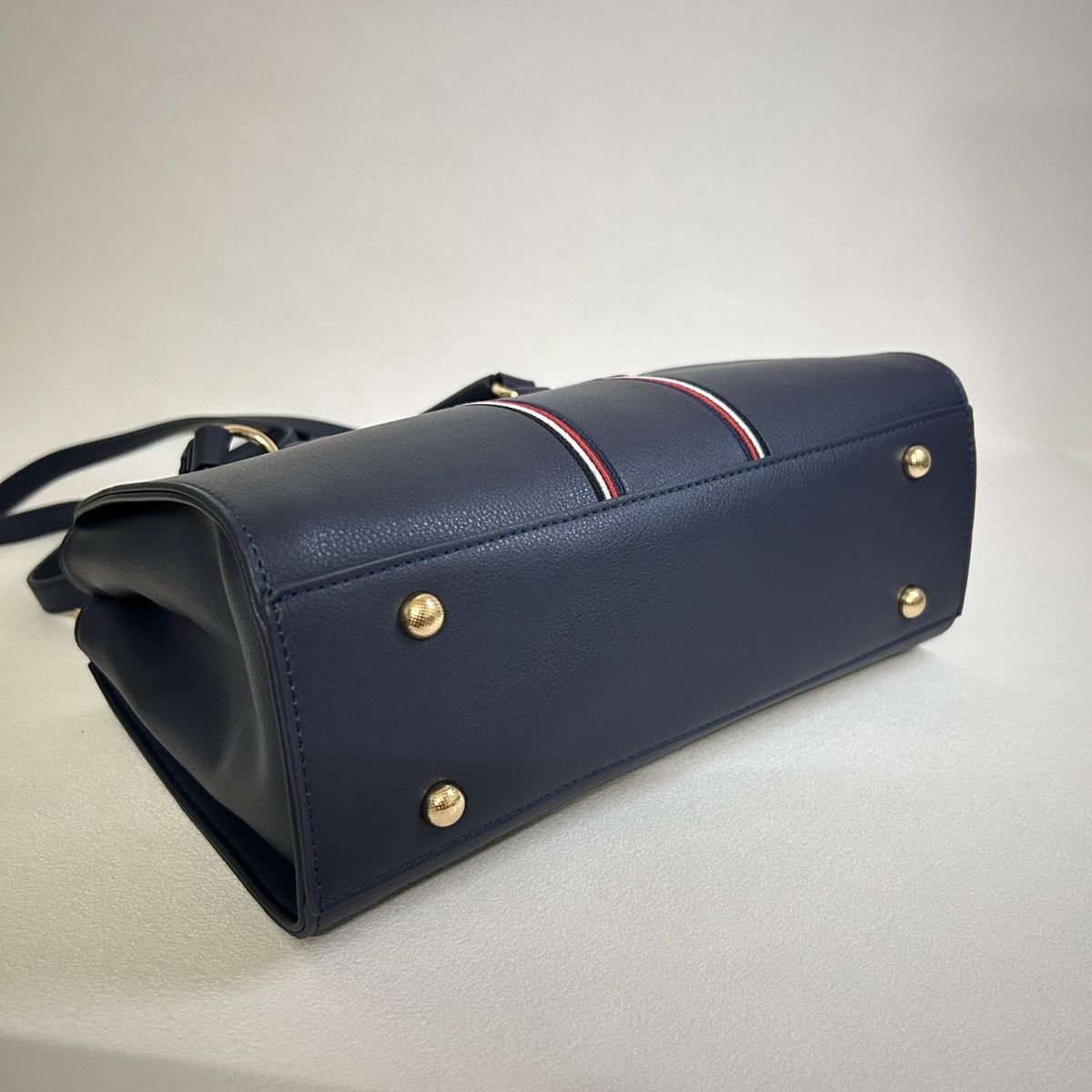 Tommy Hilfiger – TH მონოგრამითა და საფირმო ზოლებით გაფორმებული ტრენდული ჩანთა thumbnail