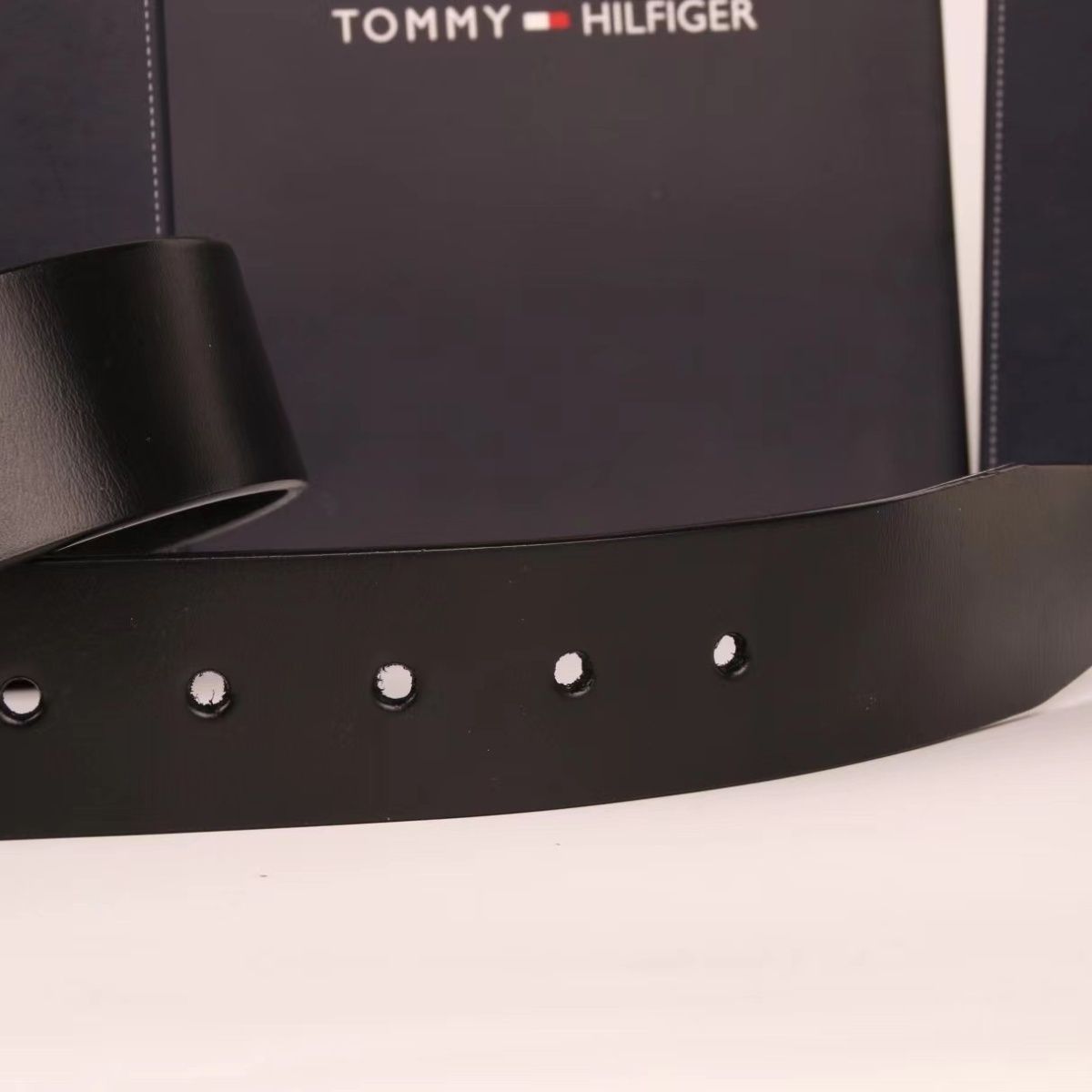 Tommy Hilfiger – ტყავის ლუქს კლასის ტრენდული მამაკაცის ქამარი thumbnail