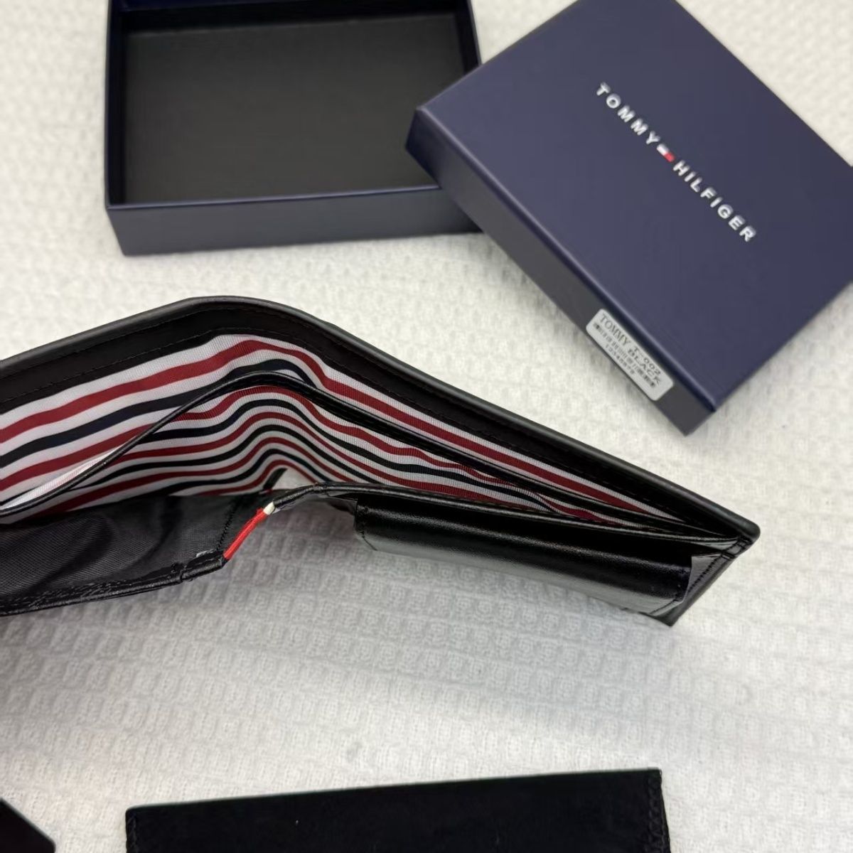 Tommy Hilfiger – ტყავის ლუქს კლასის ტრენდული მამაკაცის საფულე thumbnail
